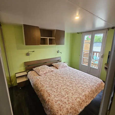 Entre Terre Et Kamp alanı